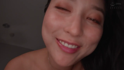 脸部特写 · 卧室 · 第一人称视角 · 项链 · 注视镜头 · 诱惑表情 · 俯卧姿势 · 裸露肩膀