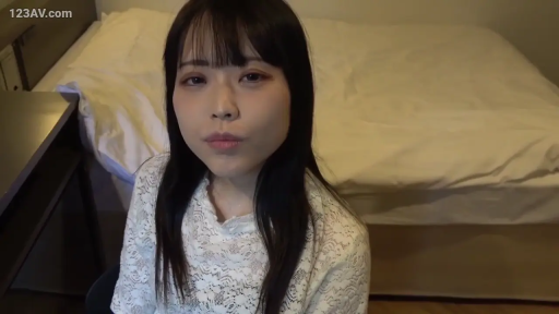 坐姿 · 卧室 · 微笑 · 面对镜头 · 白色蕾丝上衣 · 头部特写 · 黑长直