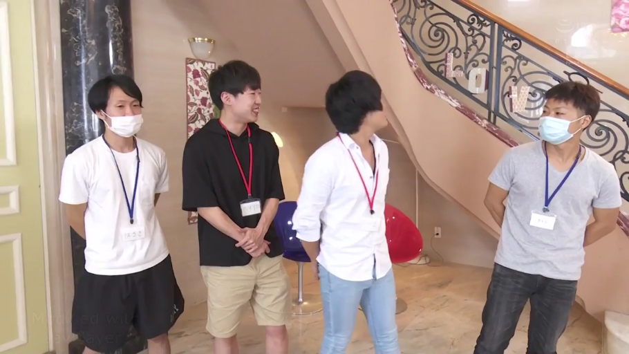 坐姿 · 比基尼 · 沙发 · 面对镜头 · 房间 · 平淡 · 长发