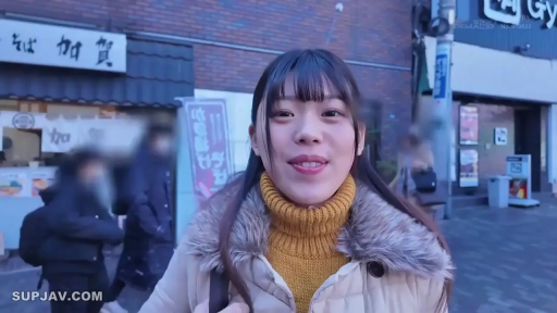 站立 · 微笑 · 面对镜头 · 街道 · 路人 · 胸部以上 · 黄色高领毛衣