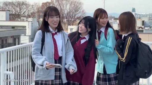 校服 · 站立 · 中景 · 多人 · 手机 · 自拍 · 笑容 · 户外天台