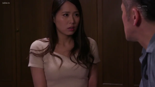 室内 · 中景 · 忧虑 · 米色紧身衫 · 木质背景 · 相对而立 · 剧情对峙 · 严肃交谈