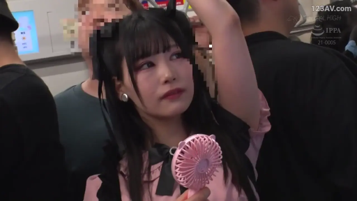 忧郁 · 脸部 · 站立 · 乘车 · 电车 · 公共场合 · 粉色洛丽塔 · 手持风扇