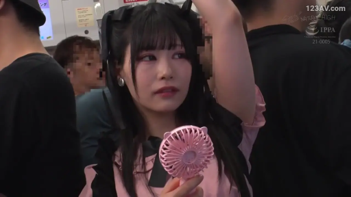 面部 · 站立 · 隐忍 · 粉色上衣 · 痴汉 · 电车 · 被猥亵 · 小风扇