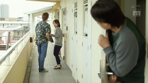 站立 · 便装 · 公寓走廊