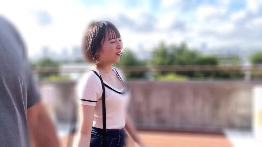 牛仔长裙 · 挎包 · 户外 · 笑容 · 行走回头 · 约会 · 街拍感