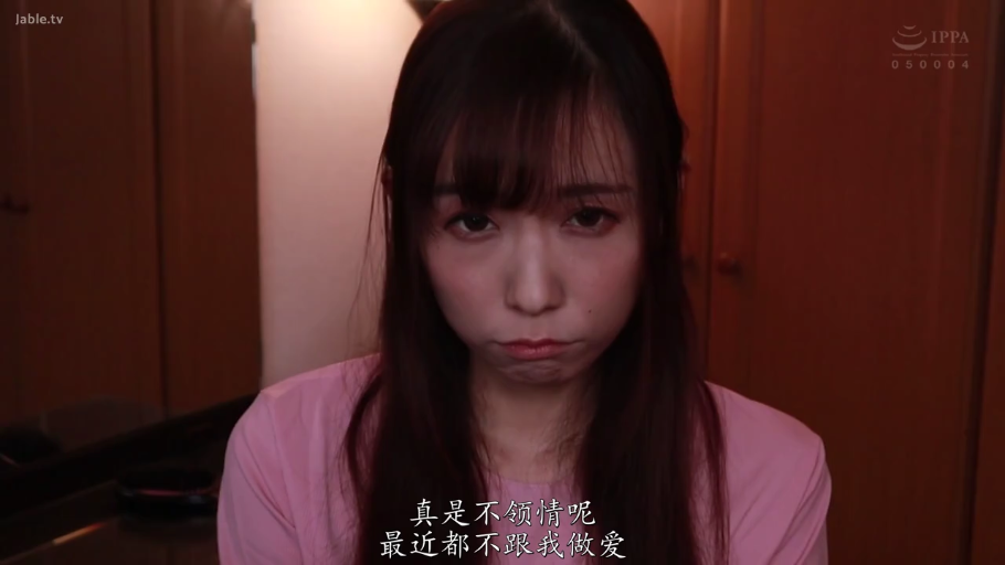 室内 · 委屈 · 脸部特写 · 灰色家居服 · 静止 · 靠坐