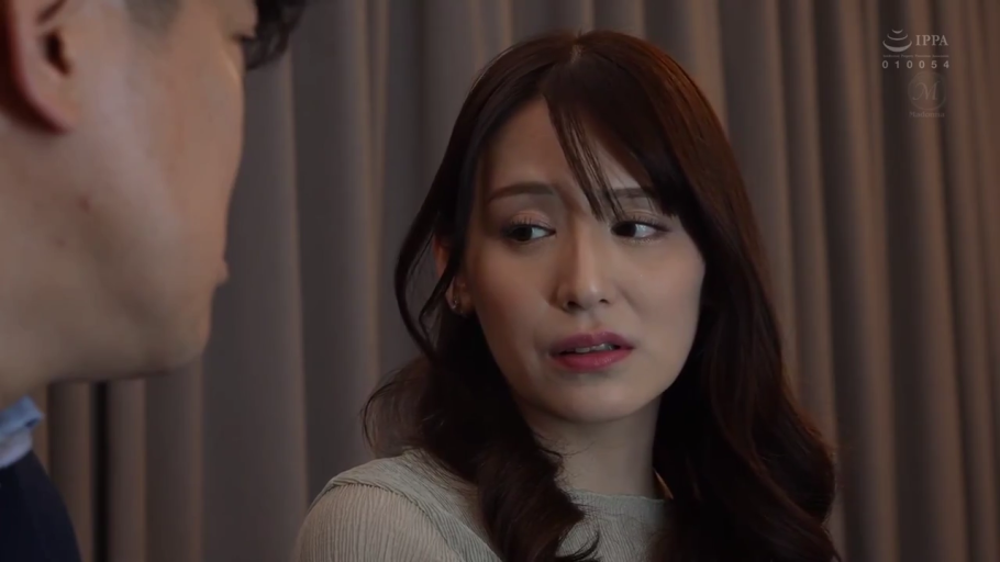 坐姿 · 全景 · 操作电脑 · 笔记本电脑 · 居家生活 · 灰色波罗衫 · 现代厨房 · 搞怪噘嘴