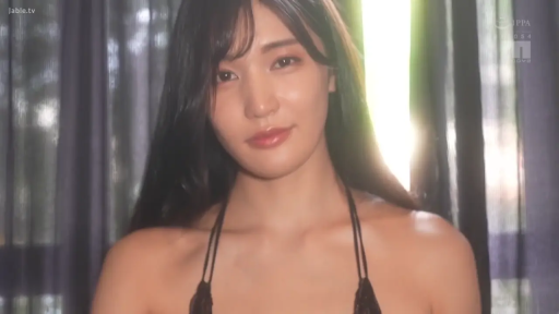 面部特写 · 注视镜头 · 正面姿势 · 室内窗帘旁 · 长黑发 · 黑色挂脖内衣 · 微笑迷离