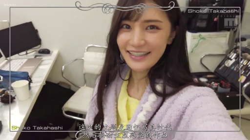 半身特写 · 化妆间 · 面对镜头微笑 · 化妆工具 · 紫色浴袍 · 长发美女 · 甜美自然 · 正面自拍