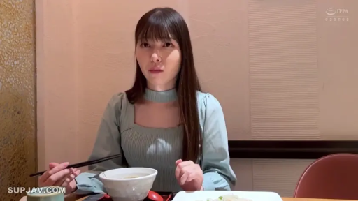 坐姿 · 微笑 · 皮沙发 · 上半身 · 摄影棚 · 摆姿势 · 赛车服 · 赛车女郎
