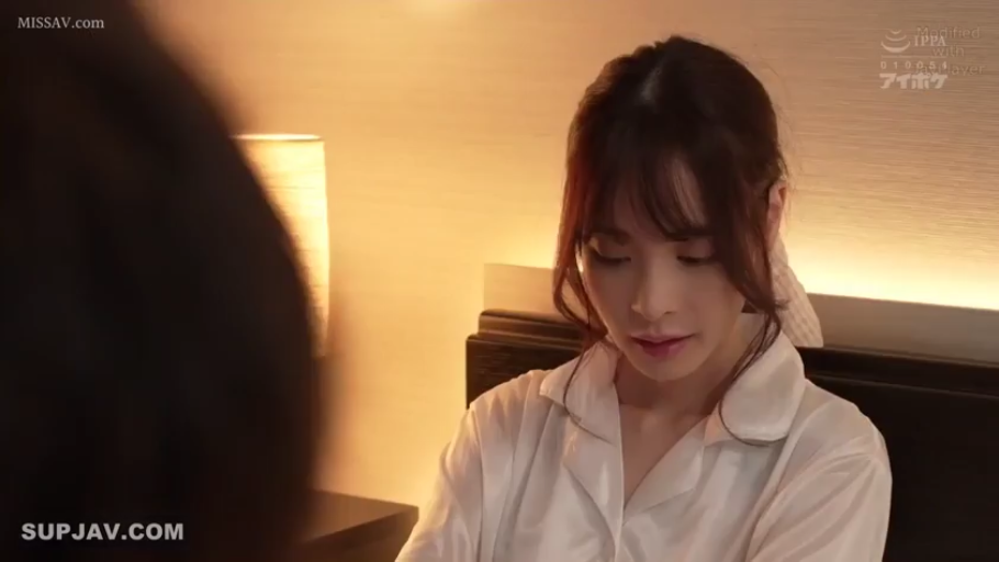 坐姿 · 卧室 · 半身 · 丝质睡衣