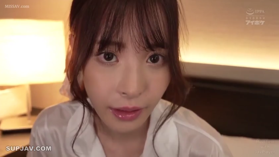 面部 · 卧室 · 台灯 · 白色衬衫 · 诱惑 · 凝视 · 前倾 · 近距离视角