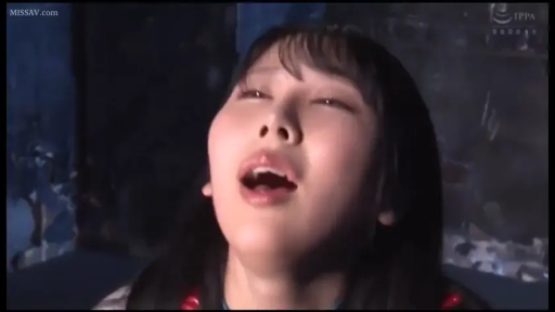 室内 · 脸部特写 · 制服 · 仰头