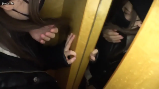 脸部 · 黑色外套 · 试衣间