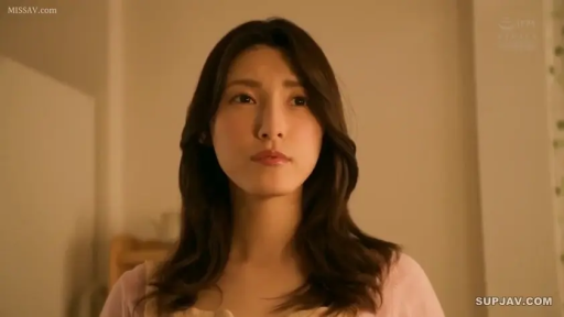 室内 · 站立 · 平静 · 面部特写 · 注视 · 半身像 · 粉色居家服