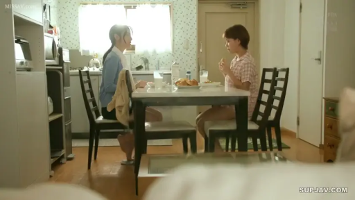 坐姿 · 自然 · 餐桌 · 远景 · 厨房 · 两人 · 日常家居服 · 进餐