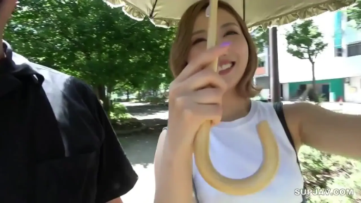 面部特写 · 公园 · 无袖背心