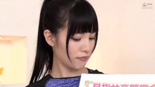 室内 · 平静 · 站立 · 読む · 马尾辫 · 头部特写 · 证书 · 蓝色运动服