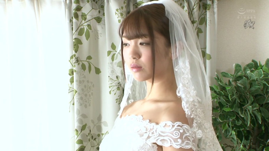 室内 · 忧郁 · 注视 · 上半身特写 · 婚纱 · 头纱 · 侧身站立