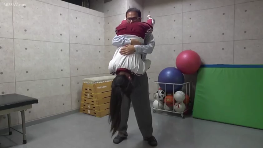 全身 · 运动服 · 抱起 · 体育馆