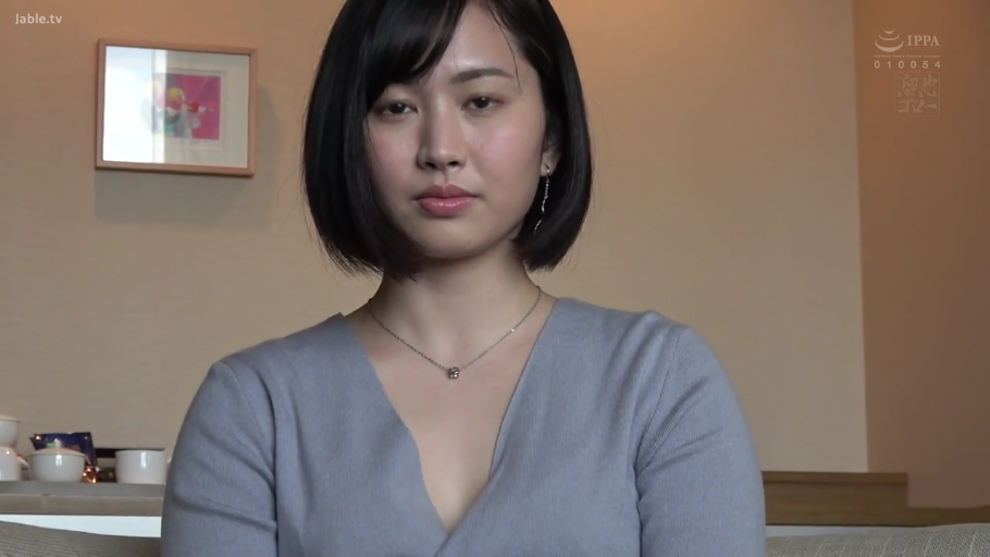 室内 · 平静 · 半身特写 · 正坐 · 注视镜头 · 浅蓝色V领针织衫