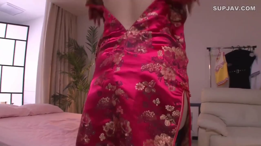 室内 · 忧郁 · 站立 · 门框 · 上半身 · 长发 · 扶门 · 绿色短袖配围裙