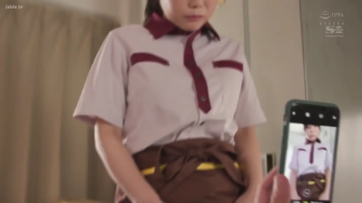 室内 · 略显羞涩 · 手机 · 浅色短袖衬衫 · 女服务员上半身