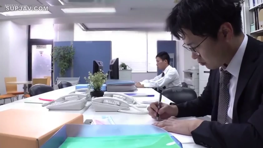 坐姿 · 嚴肅 · 办公室 · 職場 · 側面中景 · 商务西装 · 書寫 · 辦公用品