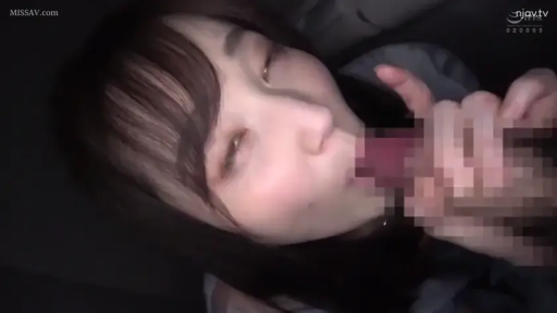 坐姿 · 低头 · 行李箱 · 远景 · 等待 · 货车 · 休闲长袖 · 公交车站