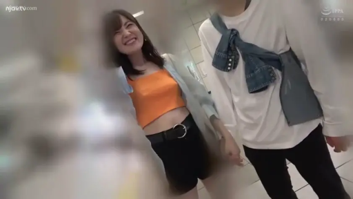 中景 · 室内走廊 · 靠墙站立 · 素人风格 · 牵手 · 开心笑容 · 露脐背心