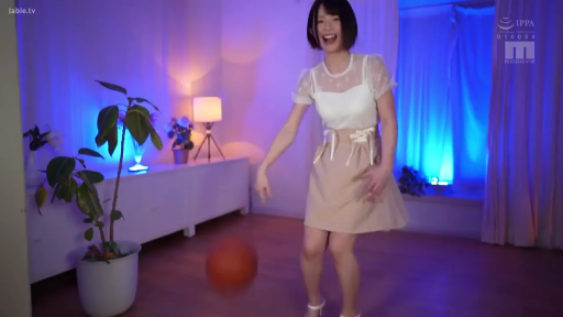 室内 · 全身 · 站立 · 米色短裙