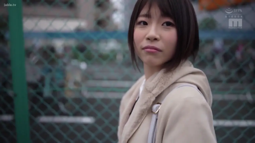 站立 · 微笑 · 行走 · 短发 · 侧脸特写 · 室外街道 · 围栏 · 米色外套