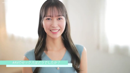 室内 · 脸部 · 站立 · 字幕 · 微笑 · 凝视 · 清纯 · 无袖上衣