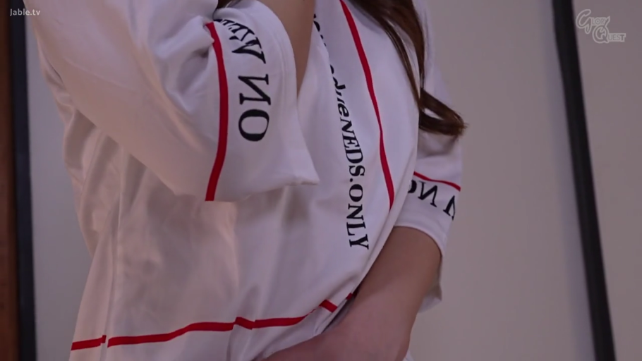 室内房间 · 侧向站立 · 日本AV · 未露脸 · 白色宽松T恤 · 躯干局部特写 · 伸手入内