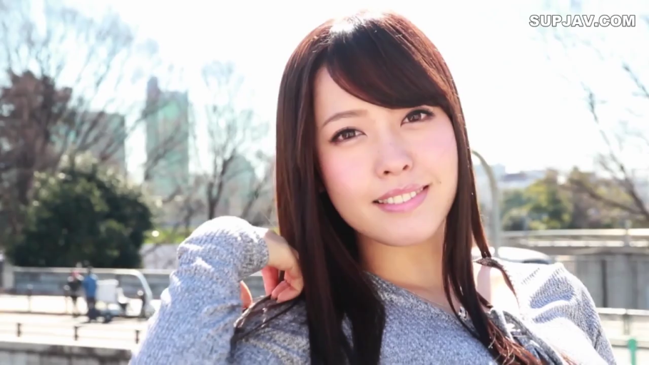 顔 · 甘美 · グレーセーター · 户外公园 · 侧身站立 · カメラに向かって微笑む · 清纯写真