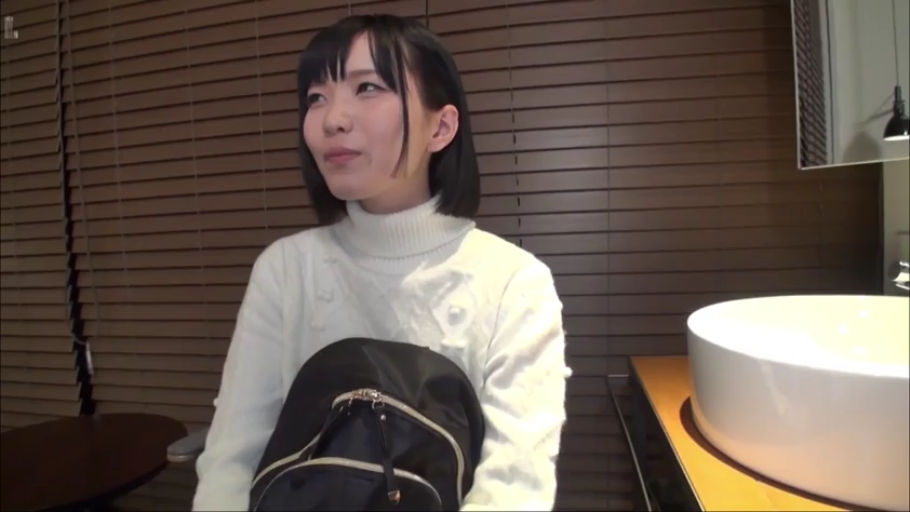 座り姿勢 · 微笑 · 半身 · 酒店 · ショートヘア · 背包 · 对谈 · 白色高领毛衣