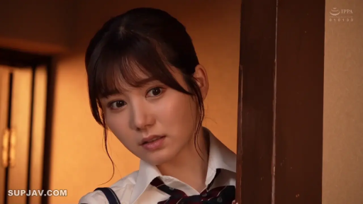 校服 · 脸部特写 · 门框 · 昏暗灯光 · 走廊 · 好奇 · 偷窥 · 侧身探头