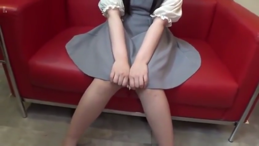 室内 · 开腿坐姿 · 红色沙发 · 端坐 · 腿部特写 · 灰白拼接连衣裙