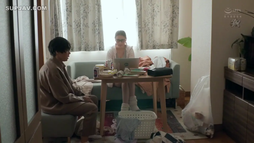 坐姿 · 休闲服 · 全景 · 桌子 · 自然 · 客厅 · 剧情铺垫 · 日常交谈