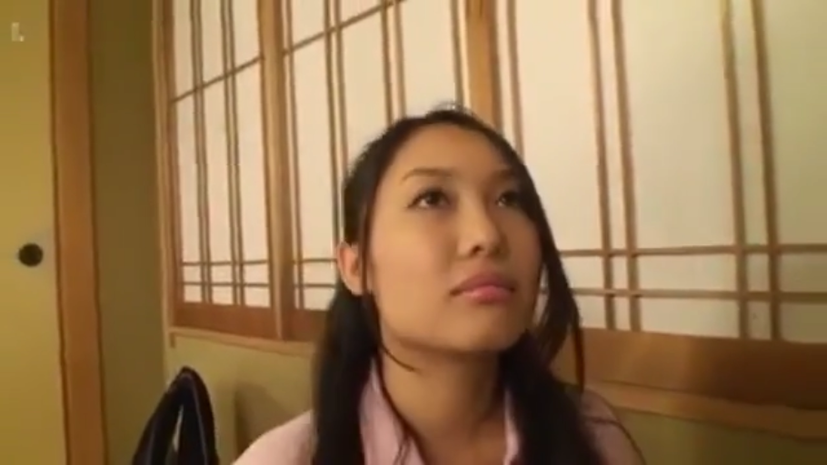 坐姿 · 障子门 · 自然 · 面部特写 · 注视 · 亚洲女性 · 粉色衬衫 · 日式房间