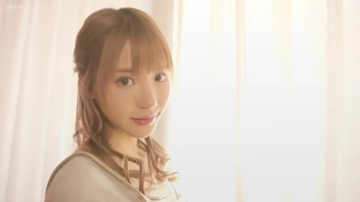 面部 · 微笑 · 注视镜头 · 窗帘 · 窗边 · 侧向站立 · 浅色上衣 · 清新风格