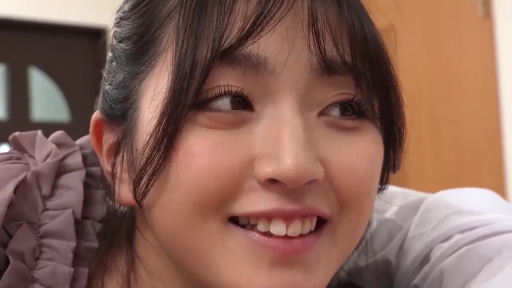 室内 · 俯卧 · 微笑 · 面部特写 · 注视 · 黑发 · 紫色褶皱上衣