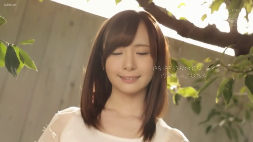 脸部 · 甜美 · 站姿 · 闭眼 · 白色上衣 · 户外 · 树木 · 唯美