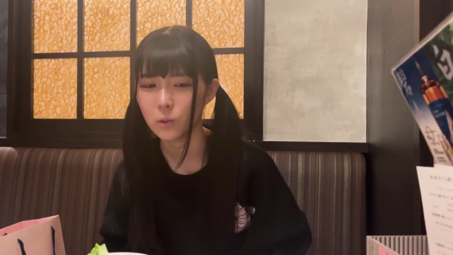 坐姿 · 面部 · 餐厅 · 双马尾 · 张嘴 · 惊讶 · 黑色毛衣 · 菜单