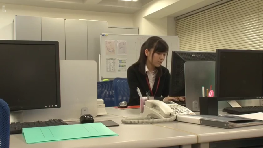 坐姿 · 专注 · 办公室 · 全景 · 电脑 · 职业装 · OL · 办公