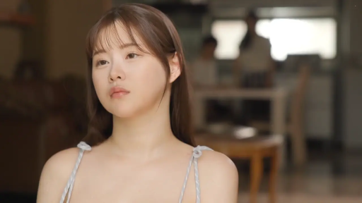 室内 · 忧郁 · 面部特写 · 注视 · 吊带衫 · 正面 · 亚洲女性