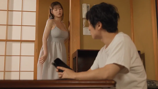 中景 · 站姿 · 自然 · 居家 · 对视 · 手机 · 日式和室 · 吊带连衣裙