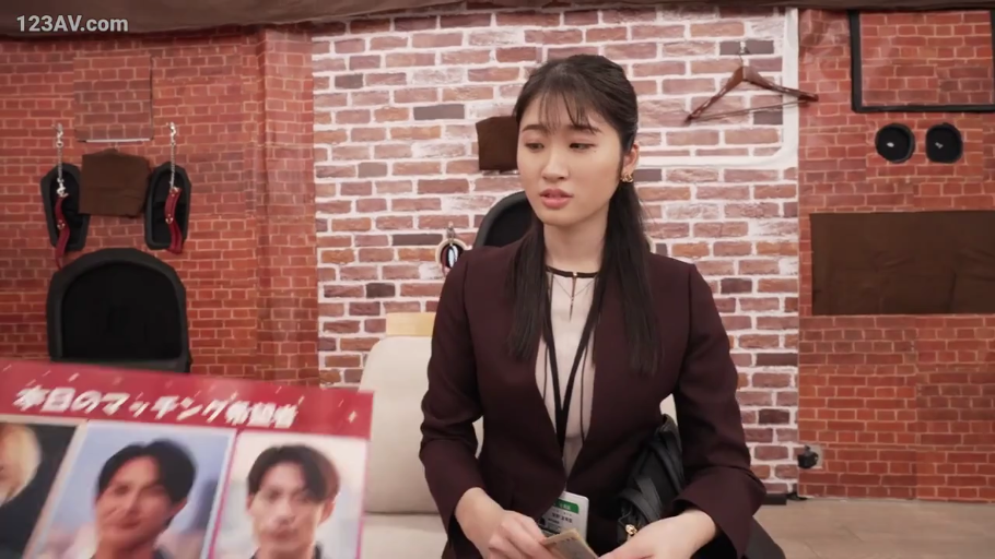 室内 · 坐姿 · 严肃 · 半身 · 职业装 · 日本AV · 拿钱 · 展板