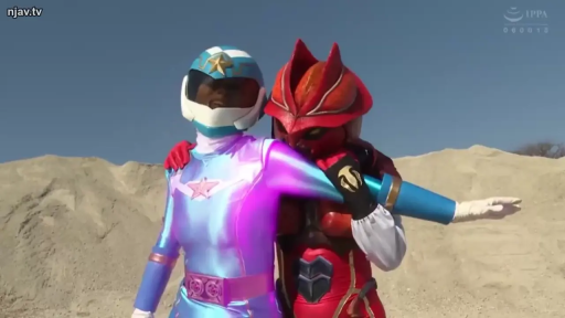 Medium shot · 背后环抱 · 挟持 · 特摄紧身衣 · 荒野沙地 · 角色头盔 · 战队题材